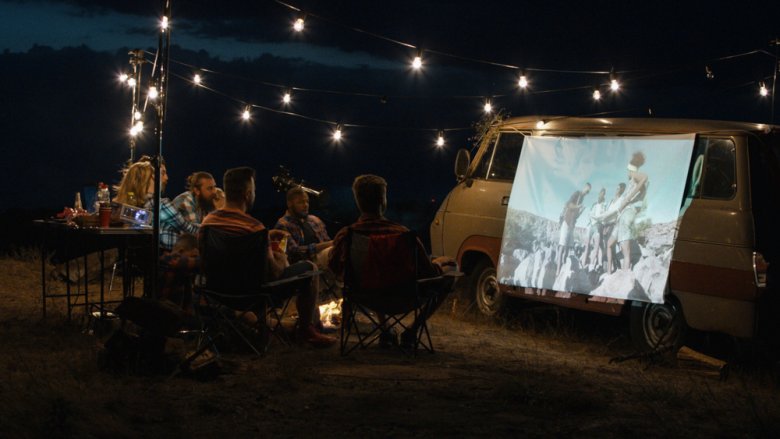 キャンプや車中泊におすすめのプロジェクター6選 適したスクリーンも紹介 アウトドアシアターで映画を楽しむ方法や注意点も解説 Vanlife Hokkaido